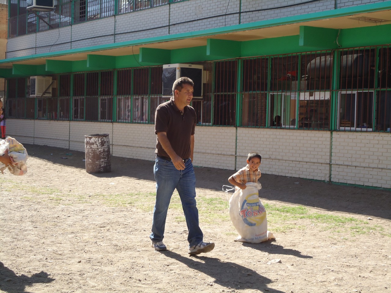 EL PROFE CRISTOBAL ORGANIZANDO LA CARRERA DE COSTALES